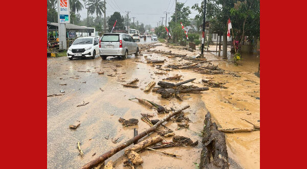 Wajah Jalan Desa Bakan akibat dari Dampak Banjir Bandang dan Longsoran Batu Matrial/Kayu Besar dari Lokasi Pertambangan Site Bakan PT. J'Resources.